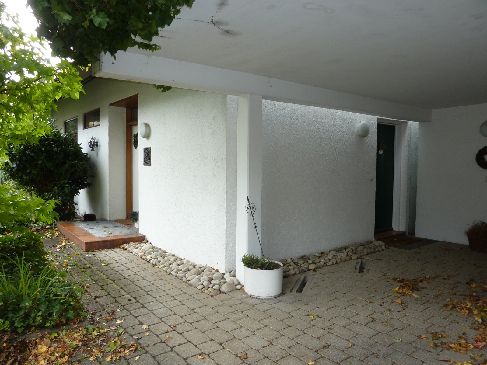 Carport und Nebeneingang